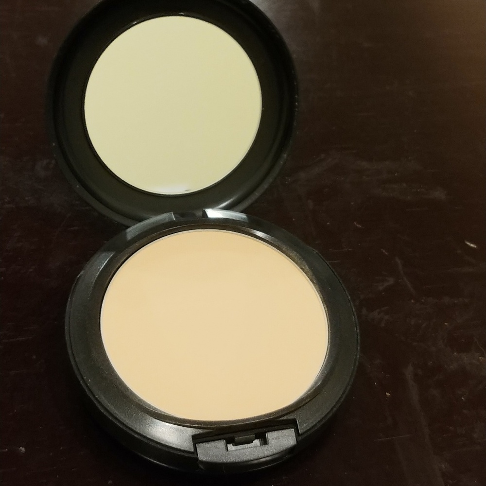 Mac studio fix powder